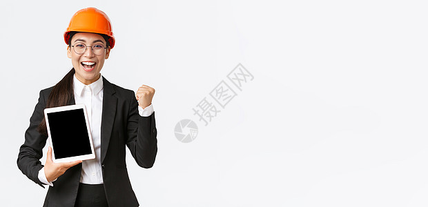 女西装的优雅转身 房地产经纪服务中的专业形象与信任构建